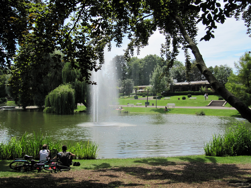 Красивый фонтан в парке де л’Оранжери