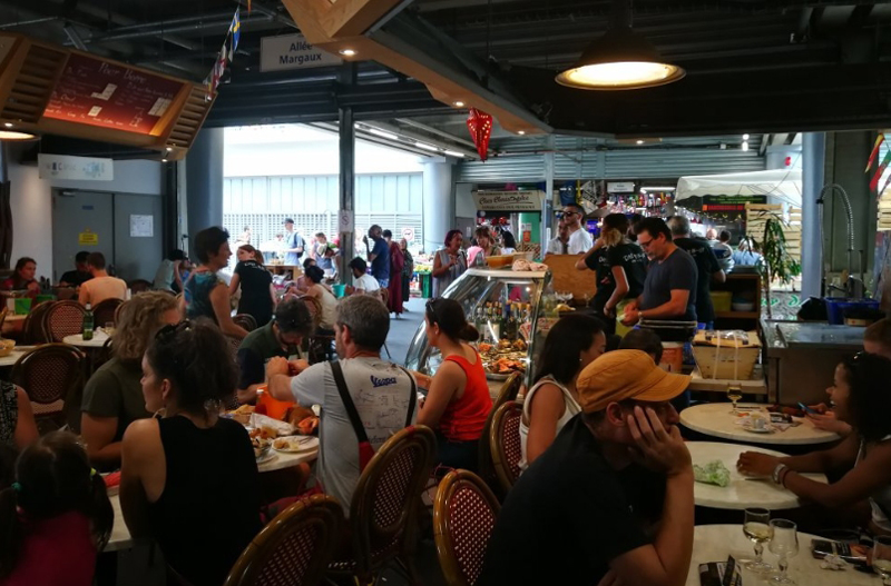Рыночек со столиками в Bistrot a huitres Chez Jean-Mi Люди в Bistrot a huitres Chez Jean-Mi