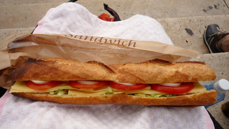 Сэндвич из пекарни Le Grenier à Pain Багет с начинкой из Le Grenier à Pain