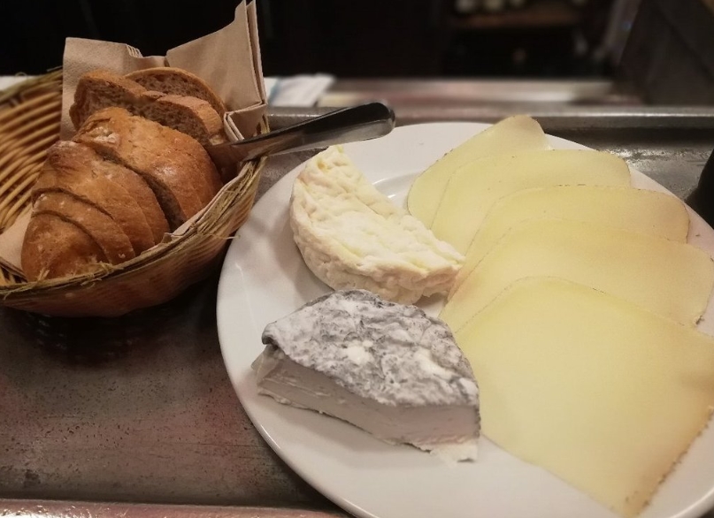 Сыр и хлеб из Le Baron Rouge