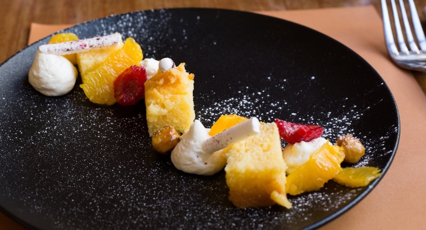 Десерт с ананасами из Canut et les Gones
