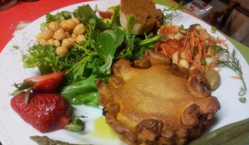 Вкусный пирожок в Le Clan des Cigales Блюдо с зелеьнью из Le Clan des Cigales