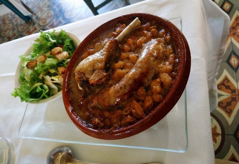 Блюдо с птицей в Le Colombier Мясное блюдо из Le Colombier
