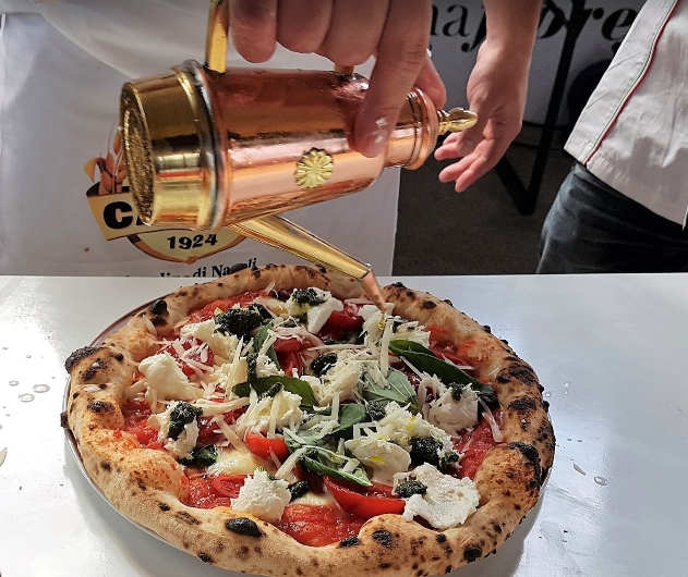 Готовка пиццы в Forno Gusto Пицца из Forno Gusto