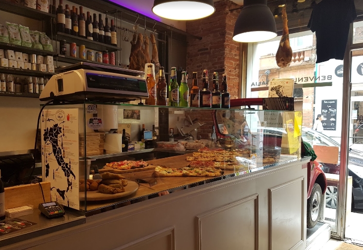 Прилавок в Forno Gusto В итальянском ресторане Forno Gusto