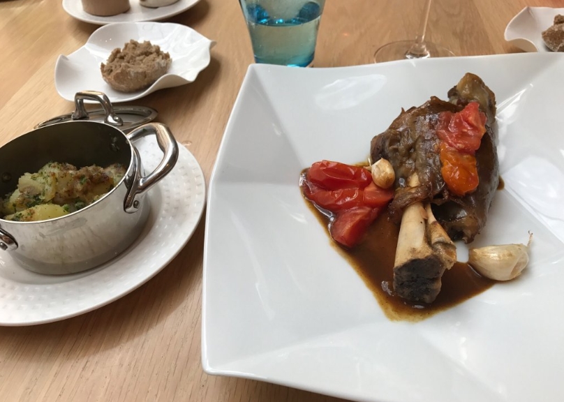 Мясо в Les Jardins de l'Opera Блюдо мишленовского вида в Les Jardins de l'Opera