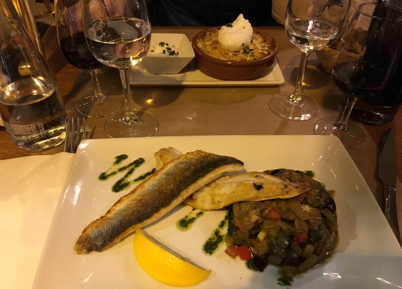 Рыба и вино из Le bistrot du peintre