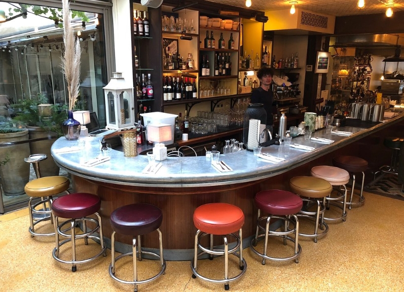 Барная стойка в Café Populaire Интерьер Café Populaire