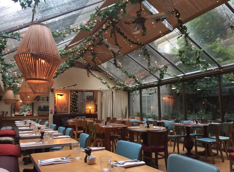 В ресторане Café Populaire В кафе Café Populaire