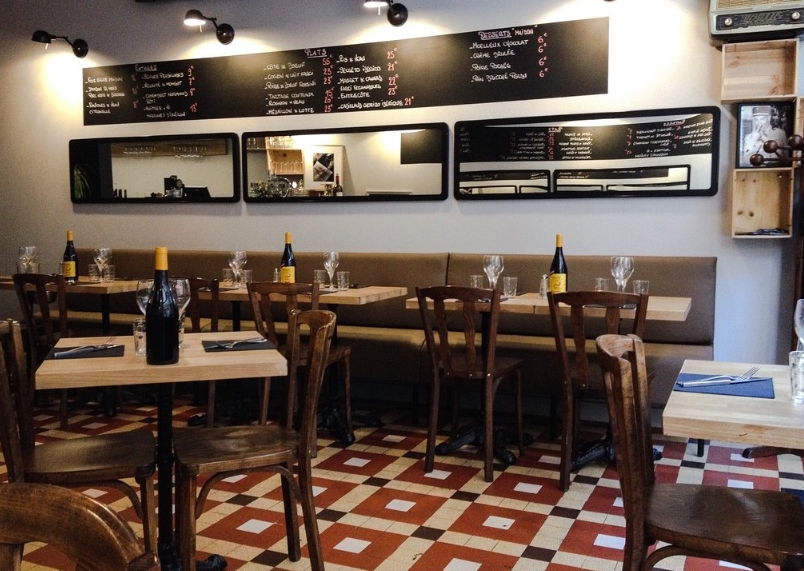 Столики в Le Restaurant Меню на стене в Le Restaurant