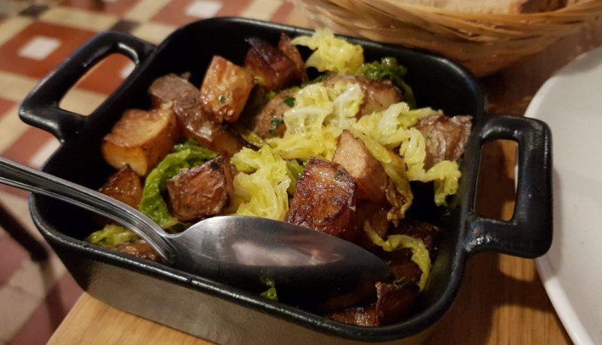 Мясо в сковороде из Le Restaurant Мясное блюдо в Le Restaurant