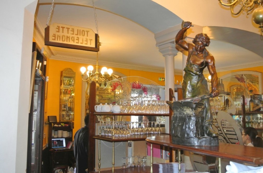 В ресторане Café de la Table Ronde Интерьер Café de la Table Ronde