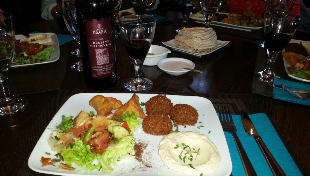 Блюдо с хумусом в Chez Bacchus Еда в ресторане Chez Bacchus