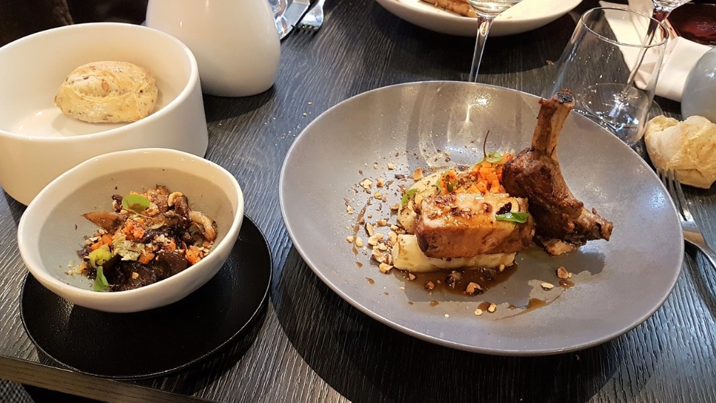 Мясо, салат и булочка из L'essentiel Блюда из L'essentiel