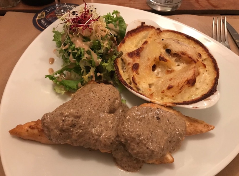 Мясо в ресторане L'Etable Внутри кафе L'Etable