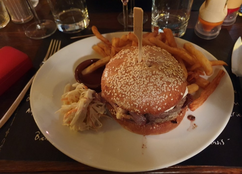 Гамбургер в кафе Les Friands Disent