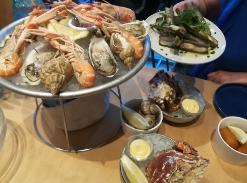 Устрицы и не только в Les Petits Poissons Разные морепродукты из Les Petits Poissons