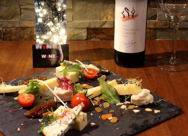 Сыры и вино Тарелка закусок и красное вино в Wine Bar Avignon
